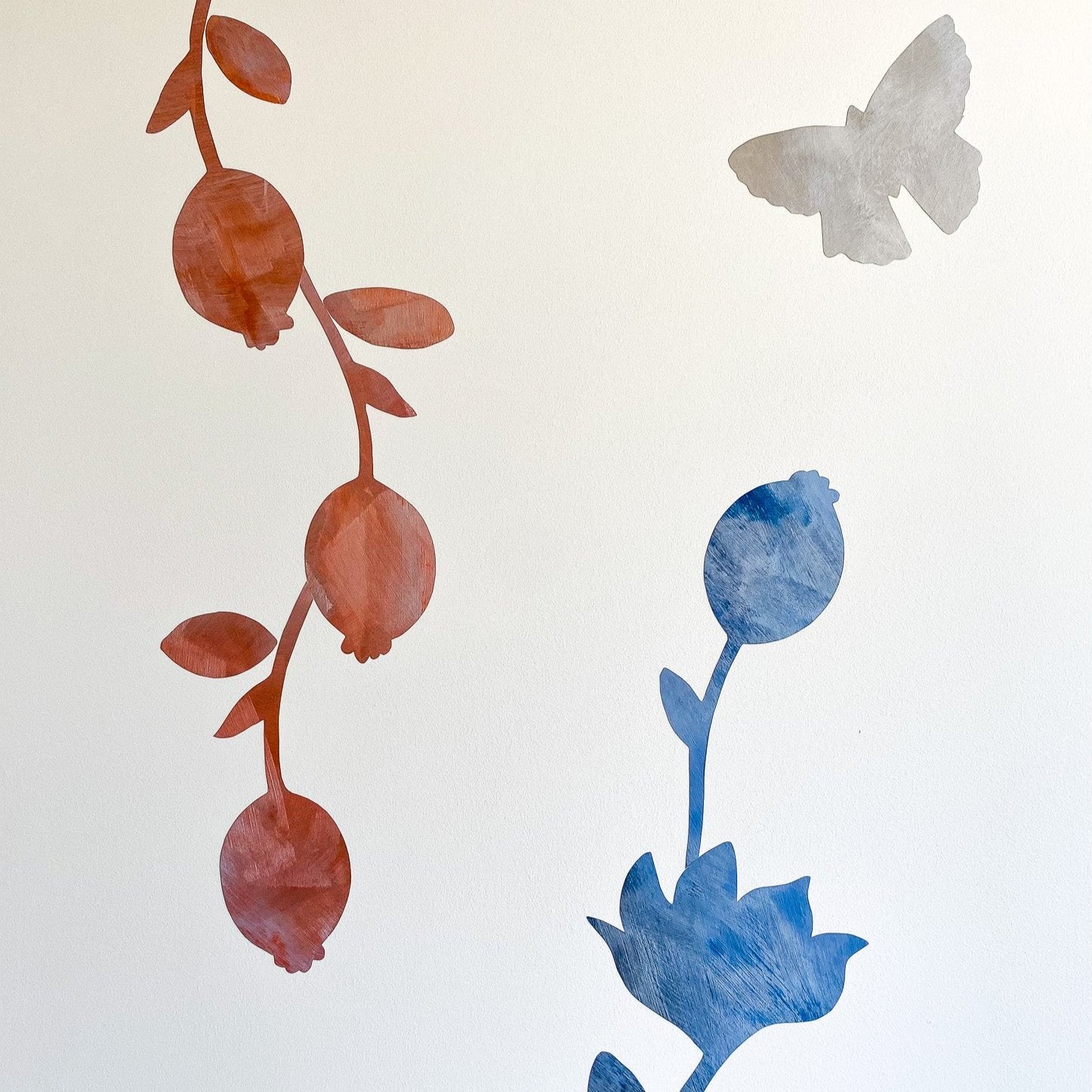 Praktisk vægmaleri af håndmalede blomster og sommerfugl wallstickers.